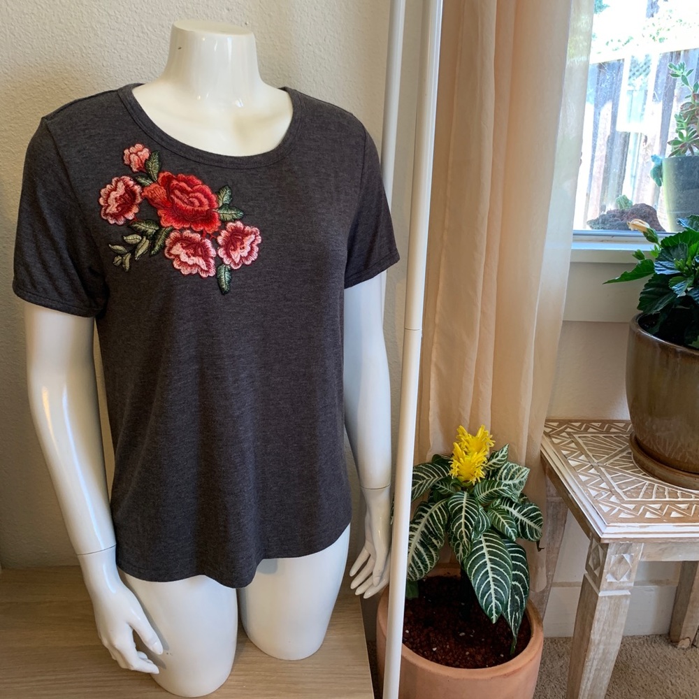 🌹 rose embroidered fitted grey t-shirt 🌹